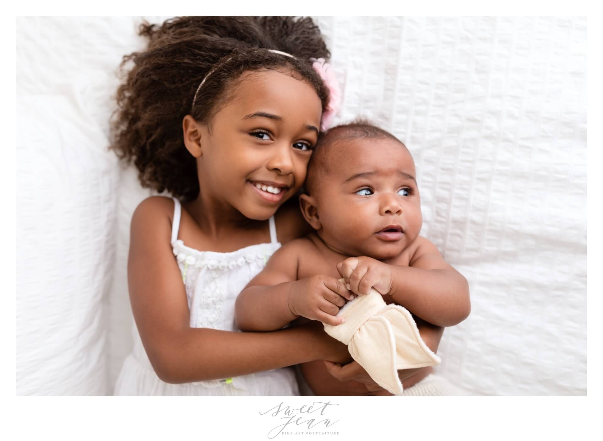 Siblings hugging Sacramento Baby Photographer Sweet Jean Photography Roseville